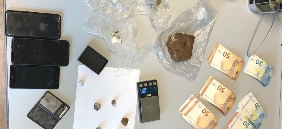 Tanti giovani al parco ma non solo per passeggiare: i carabinieri scoprono un “bazar della droga”